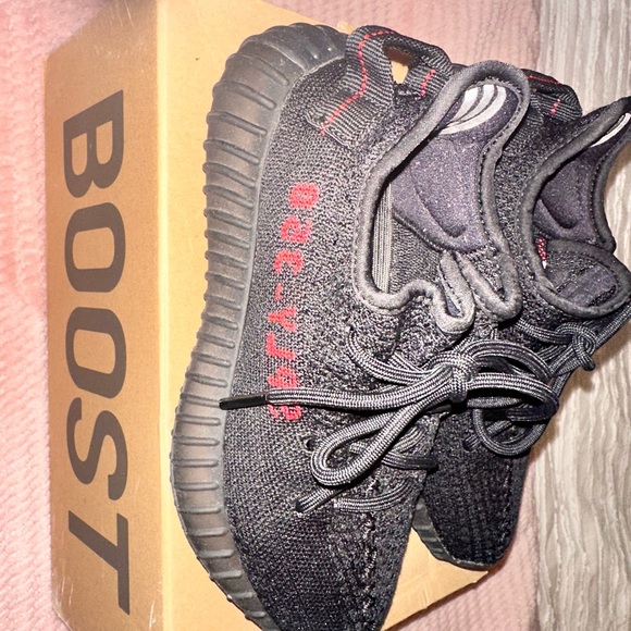 Yeezy 350 Boost v2 ‘Bred’ - Picture 5 of 5